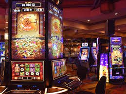 Jendela live chat di meja blackjack 4dtoto dengan dealer dan pemain yang berinteraksi