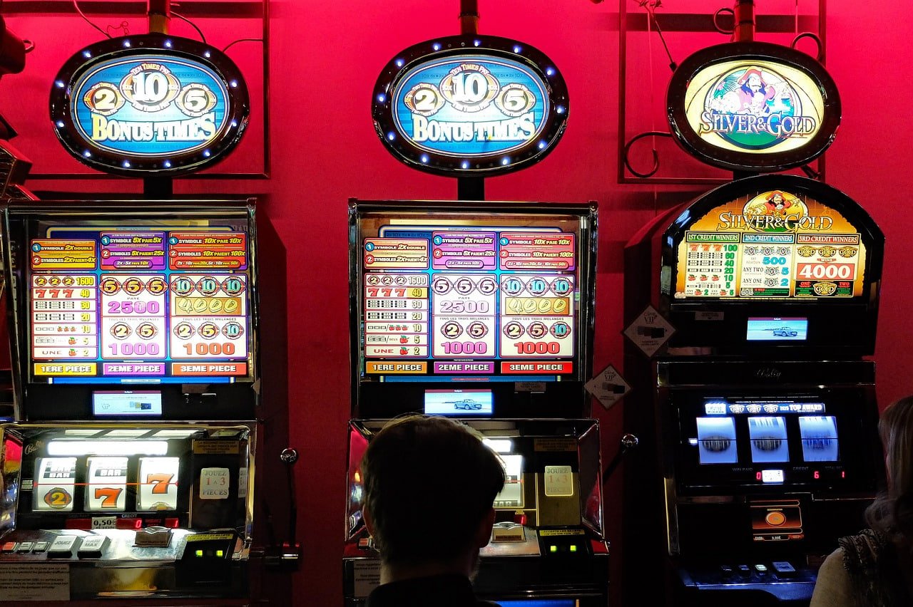 Meja Three Card Poker live dealer di studio kasino 4dtoto dengan kartu-kartu yang ditampilkan oleh dealer profesional